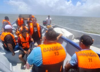 ¡Se les arruinó la lancha! Rescatan a 10 personas a la deriva en Laguna de Caratasca