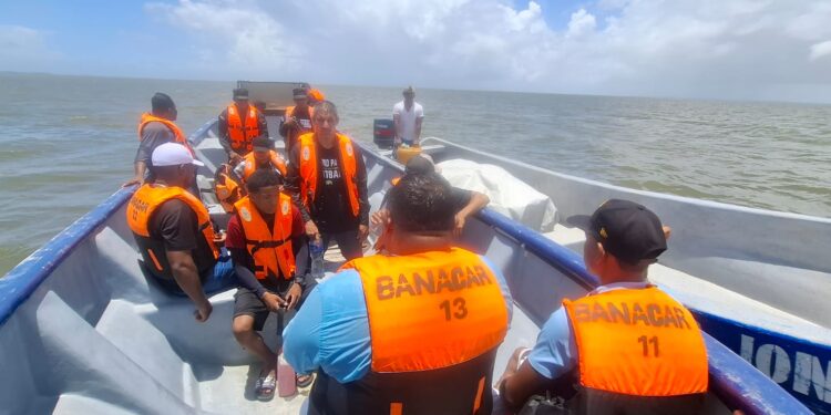 ¡Se les arruinó la lancha! Rescatan a 10 personas a la deriva en Laguna de Caratasca