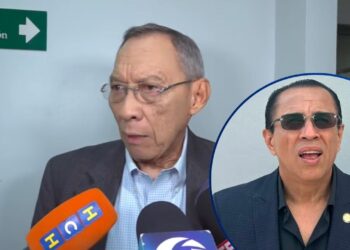 ¡Sin notificación oficial de suspensión! Periodistas agraviados llegan a audiencia contra Roosevelt Hernández