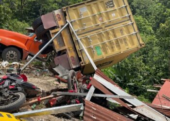 ¡Tragedia! Rastra sin frenos mata a una persona y se estrella contra taller en Santa Cruz de Yojoa