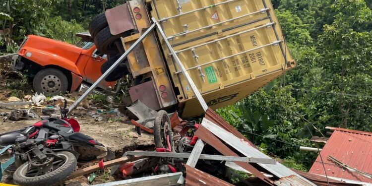 ¡Tragedia! Rastra sin frenos mata a una persona y se estrella contra taller en Santa Cruz de Yojoa