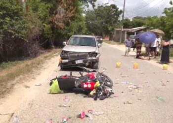 ¡Tremendo irresponsable! Motociclista “bien borracho” se estrella con pickup en SPS y sobrevive de milagro