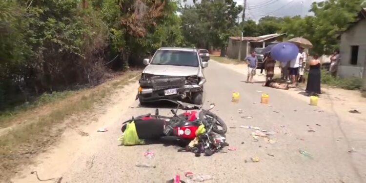 ¡Tremendo irresponsable! Motociclista “bien borracho” se estrella con pickup en SPS y sobrevive de milagro