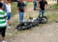 ¡Triste! Conductora de moto perece tras aparatoso accidente en Río Hondo