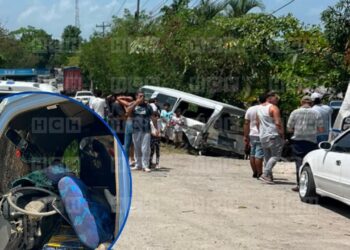 ¡Varios lesionados en Choloma! Bus se estrella contra árbol tras ser sacado de la vía por una rastra