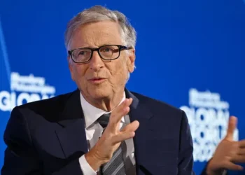 Bill Gates advierte sobre los peligros catastróficos de la IA en manos malintencionadas y exige regulación estatal