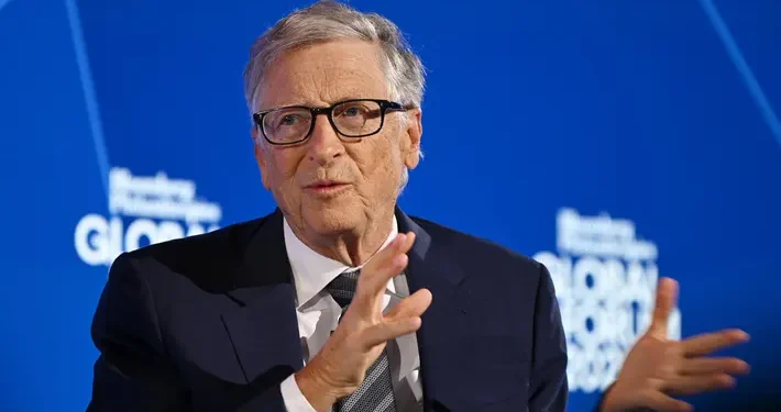 Bill Gates advierte sobre los peligros catastróficos de la IA en manos malintencionadas y exige regulación estatal
