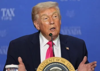 Trump dice que precios del gasóleo se “desplomarán” si Reino Unido abre el mar del Norte