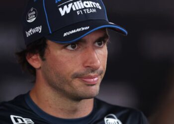 Sanción de la FIA amarga la hazaña de Carlos Sainz en Bakú: Perderá cinco posiciones en la parrilla