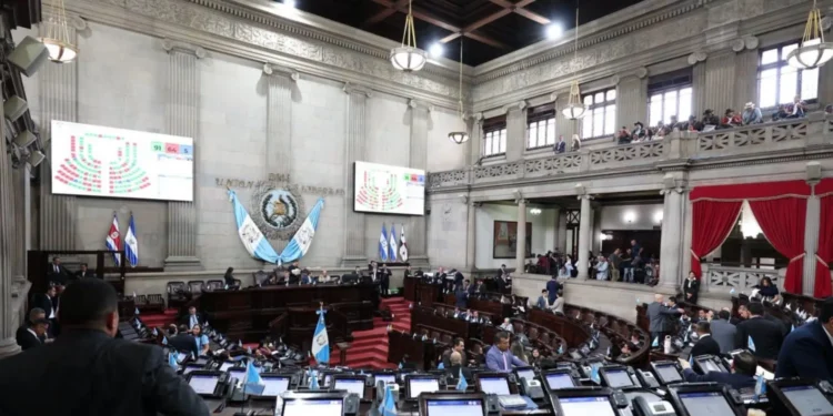 Congreso de Guatemala aprueba exención temporal de impuestos a los combustibles