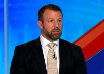 Markwayne Mullin lanza contundente advertencia contra extranjeros por voto ilegal tras imputaciones del Departamento de Justicia