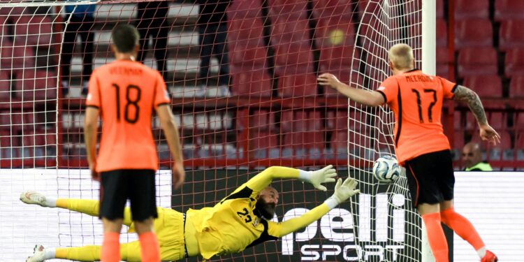 Países Bajos vence 1-2 a Serbia con doblete de Meerdink y firma el primer triunfo de la era Xavi Hernández