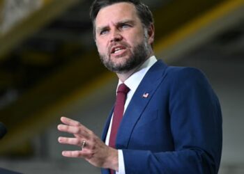 J.D. Vance responsabiliza a los ataques marítimos de Irán por el alza global en los precios de la gasolina