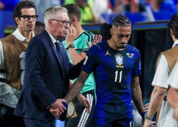 Raphinha abandona la concentración de Brasil por lesión y regresa a Barcelona para someterse a exámenes