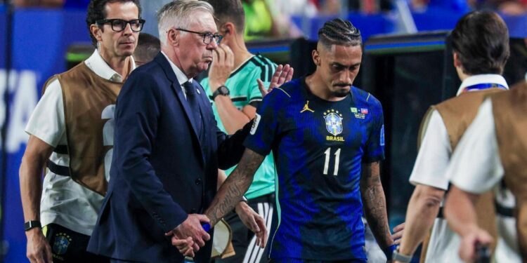 Raphinha abandona la concentración de Brasil por lesión y regresa a Barcelona para someterse a exámenes