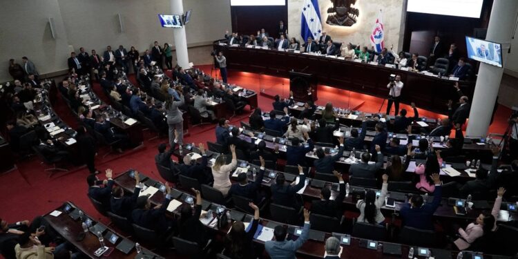 ¡Qué patrióticos salieron los diputados! Congreso Nacional se toma otro “feriadito” por las fiestas patrias