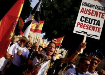 Enfrentamientos con la Policía marcan el cierre de la concentración frente al Congreso