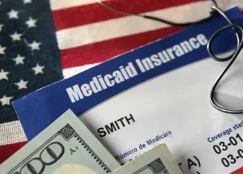 Gobierno de EE. UU. restringirá el financiamiento de Medicaid a miles de inmigrantes legales a partir del 1 de octubre