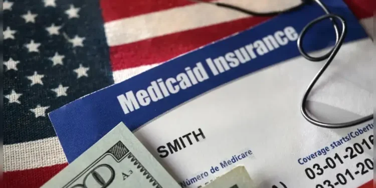 Gobierno de EE. UU. restringirá el financiamiento de Medicaid a miles de inmigrantes legales a partir del 1 de octubre
