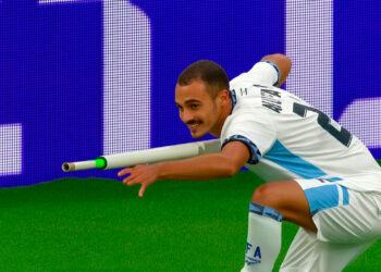 ¡Polémica en la UEFA! Expulsan a futbolista israelí tras celebrar un gol simulando disparar con el banderín de córner