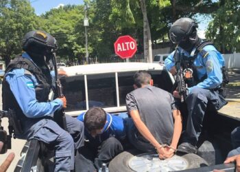 Cae dupla de gatilleros de la MS-13 con poderoso arsenal y cientos de dosis de droga en Choloma, Cortés