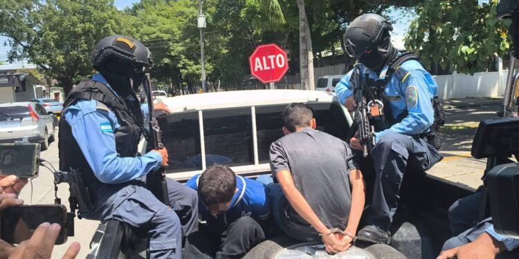 Cae dupla de gatilleros de la MS-13 con poderoso arsenal y cientos de dosis de droga en Choloma, Cortés