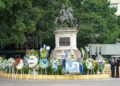 Con ofrendas florales, rinden honores a Francisco Morazán en el Parque Central de TGU