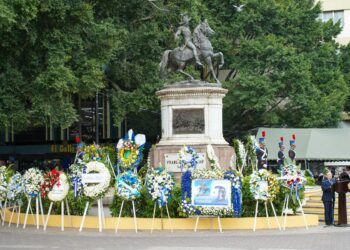 Con ofrendas florales, rinden honores a Francisco Morazán en el Parque Central de TGU