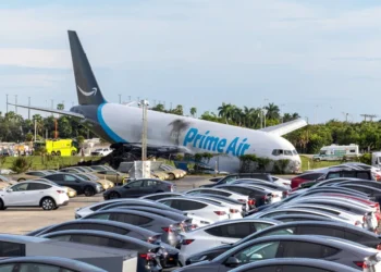 El avión de Amazon que se estrelló en Miami chocó con una furgoneta con siete pasajeros
