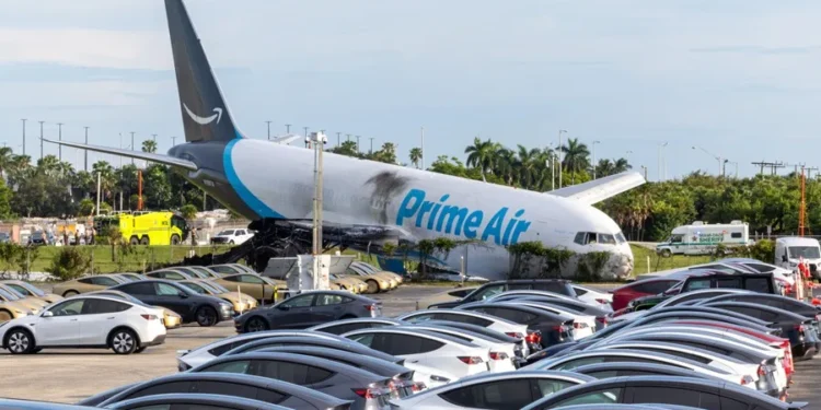 El avión de Amazon que se estrelló en Miami chocó con una furgoneta con siete pasajeros