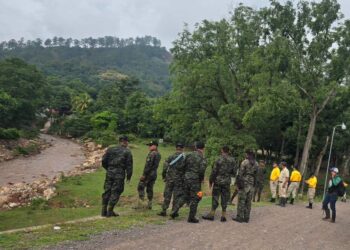 Buscan a madre e hijo que iban en vehículo arrastrado por río en Comayagua