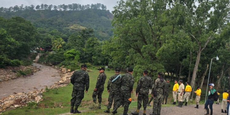Buscan a madre e hijo que iban en vehículo arrastrado por río en Comayagua