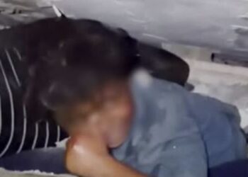 Dramático rescate de un niño entre los escombros tras el colapso de un edificio residencial en la Ciudad de Gaza; van 21 muertos