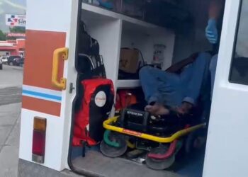 Trasladan de emergencia al hospital a sujeto apuñalado en el barrio Montevideo de El Progreso; pobladores afirman que andaba asaltando
