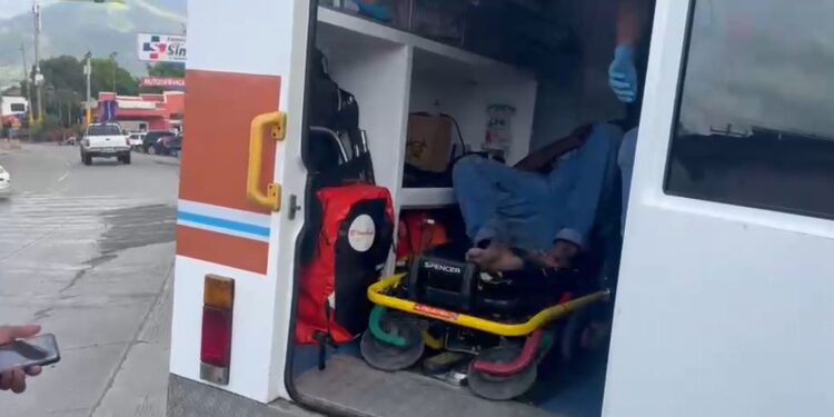 Trasladan de emergencia al hospital a sujeto apuñalado en el barrio Montevideo de El Progreso; pobladores afirman que andaba asaltando