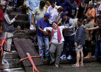 Familias en Nepal realizan funerales simbólicos tras devastadora riada que deja más de 1,200 muertos