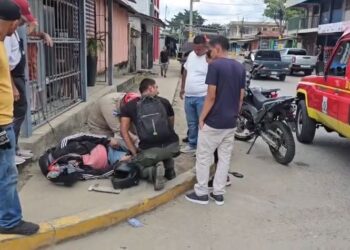 Joven motociclista de 23 años resulta herido tras chocar contra una camioneta en barrio Los Ángeles de El Progreso, Yoro