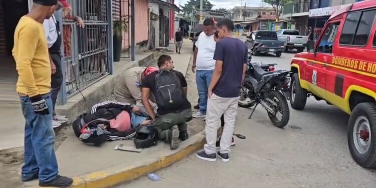 Joven motociclista de 23 años resulta herido tras chocar contra una camioneta en barrio Los Ángeles de El Progreso, Yoro