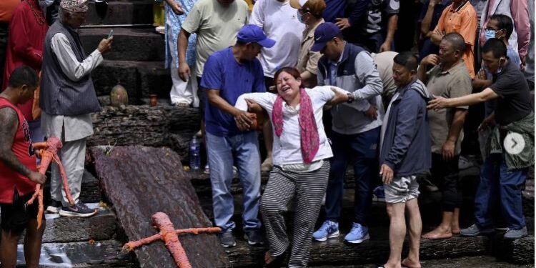 Familias en Nepal realizan funerales simbólicos tras devastadora riada que deja más de 1,200 muertos