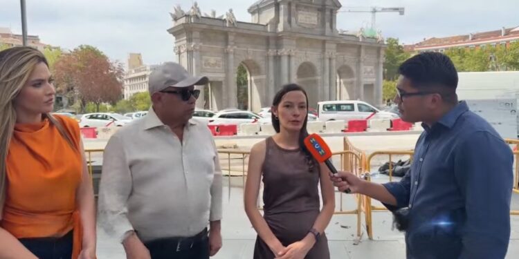 ¡Los catrachos en España se hacen sentir! HCH transmite en vivo desde la Puerta de Alcalá en Madrid