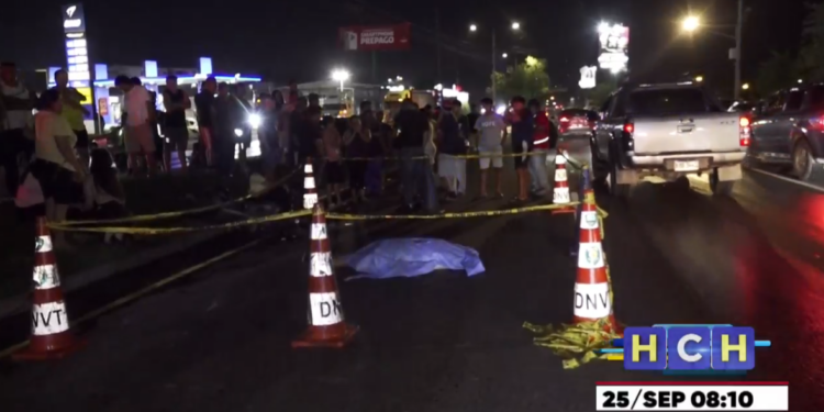¡Cuando regresaba a casa! Motociclista perece tras estrellarse con una rastra | Móvil Emergencia SPS