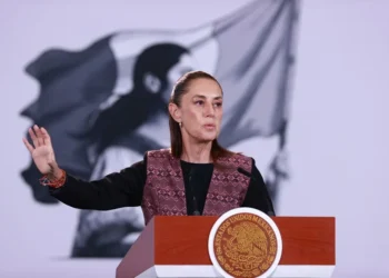 Claudia Sheinbaum defiende al sistema electoral de México ante las alertas de Gustavo Petro
