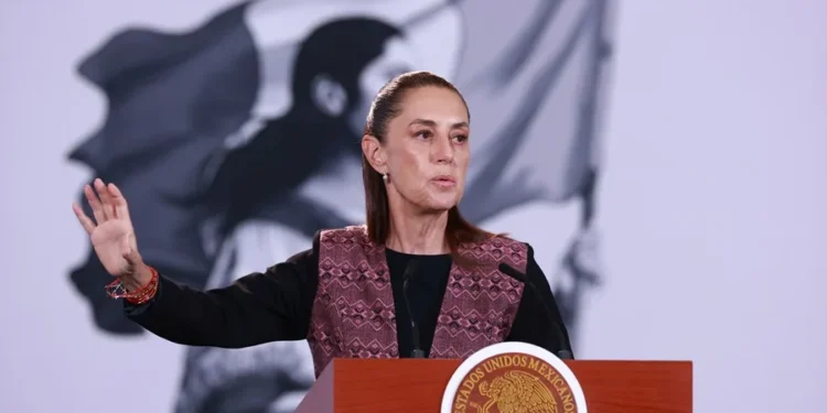 Claudia Sheinbaum defiende al sistema electoral de México ante las alertas de Gustavo Petro