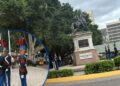 Con ofrendas florales, rinden honores a Francisco Morazán en el Parque Central de TGU