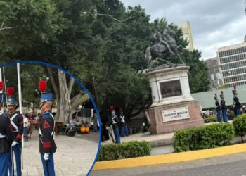 Con ofrendas florales, rinden honores a Francisco Morazán en el Parque Central de TGU