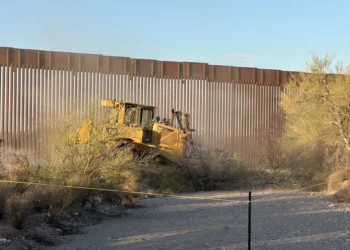 Comienza en Arizona la construcción de un muro fronterizo de Trump pese a la oposición de una tribu indígena