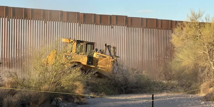Comienza en Arizona la construcción de un muro fronterizo de Trump pese a la oposición de una tribu indígena