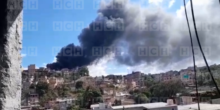 Pavoroso incendio devora llantera en Comayagüela y provoca caos entre vecinos del sector