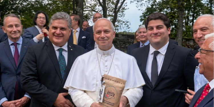 ¡Un regalo con aroma catracho! Café hondureño llega a manos del Papa León XIV