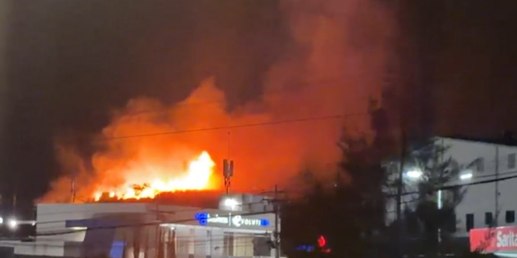 ¡Pavoroso incendio! Zacatera arde en llamas frente a la colonia Calpules, en el Anillo Periférico